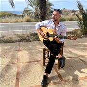 Doy clases personalizadas a domicilio de guitarra flamenca. Me adapto a las exigencias del gustos del alumno