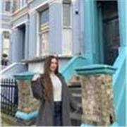 Soy estudiante de tercer curso de Estudios Ingleses  con una gran pasión por la enseñanza y el aprendizaje de idiomas.