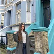 Soy estudiante de tercer curso de Estudios Ingleses  con una gran pasión por la enseñanza y el aprendizaje de idiomas.