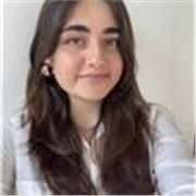 Giovane ragazza universitaria offre ripetizioni e supporto nello studio per bambini delle elementari e delle medie