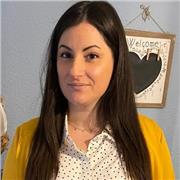 Soy una persona dinámica, con buenas calificaciones académicas, responsable, y con conocimientos para impartir lecciones básicas de inglés, castellano y valenciano, música de nivel de primaria, repaso de deberes. Cuento con la certificación B2 de la EOI e