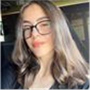 Estudiante de universidad, clases online y resolución de preguntas a cualquier hora