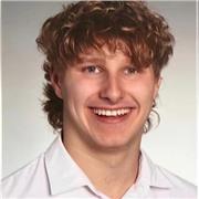 Lehramtstudent, der motiviert ist Schülern und Schülerinnen aller Altersklassen zu helfen, ihre schulischen Ziele zu erreichen