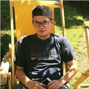 Estudiante Universitario de hace clases de iniciación en la musica popular y en su lenguaje, con un publico variado