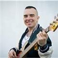 Bajista profesional con 10 años de experiencia en escenarios da clases a todos los niveles (rock, funk, jazz, armonía, ritmo...)