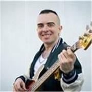 Bajista profesional con 10 años de experiencia en escenarios da clases a todos los niveles (Rock, Funk, Jazz, Armonía, Ritmo...)