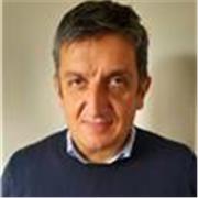 Esperto impartisce lezioni di fisica per scuole superiori e università
