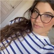 Profesora de francés que imparte clase a todas las edades