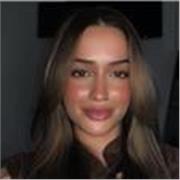 Profesora jóven imparte clases de inglés con horario flexible