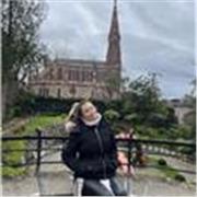 Profesora de primaria e infantil y titulada con el C1 en Cambridge de inglés ya que he cursado el instituto en un británico