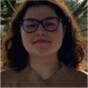 Profesora imparte clases a niños y niñas de todas las edades