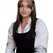 Soy una estudiante universitaria y ofrezco clases particulares de refuerzo de inglés para personas de todas las edades.