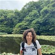 Insegnante con esperienza di oltre vent'anni nell'insegnamento dell'inglese a tutti i livelli in Italia e all'estero. 