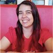 Profesora de matemáticas imparte clases a niños jóvenes y adultos
