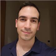 Giovane ingegnere impartisce lezioni di matematica per ragazzi di elementari, medie e superiori