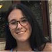 Studentessa che offre ripetizioni con uno sguardo al futuro