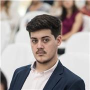 Profesor titulado en programación y desarrollo de videojuegos, con 5 años de experiencia y cursando un máster de IA