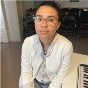 Titulaire du bac LLCEA et étudiante en licence études théâtrales propose cours et soutien scolaire en anglais tous niveaux.