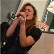 Insegnanti di canto, laureata con esperienze live e televisive, impartisce lezioni in presenza e online