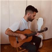 Laureato in Chitarra classica al Conservatorio Giuseppe Verdi di Milano offre lezioni di Chitarra