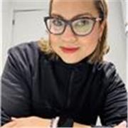 Profesora de inglés estudiantes de diferentes edades y niveles.