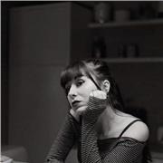 Licenciada en teoría de la literatura (Literatura general y comparada) imparte clases a niños y adolescentes de lengua y literatura así como de la especialidad de escritura creativa