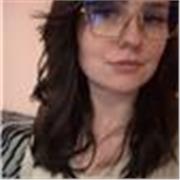 Nauczyciel chemii prowadzi zajęcia dla uczniów szkoły podstawowej i szkoły średniej