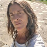 Maestra de Educación Infantil imparte clases de apoyo para niños de primaria