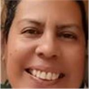 Profesora dicta clases a niños y adolescentes en categoría sociales