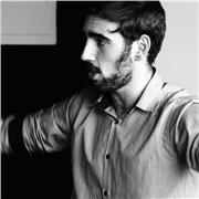 Titulado en Piano y dirección de orquesta, músico.