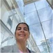 Profesora titulada con Licenciatura en Artes, con más de 15 años de experiencia como docente con niños, adolescentes y adultos.