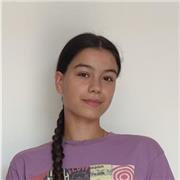 Estudiante de Educación Social, con prácticas en Cruz Roja Juventud realizando apoyo escolar.