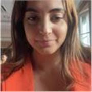 ragazza bilingue offre lezioni di francese sia per bambini che per adulti