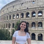 Diplomata al liceo classico con 100 e lode e attualmente iscritta alla facoltà di logopedia, impartisce lezioni private di greco