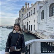 Madrelingua inglese. Offre la proprio disponibilità per ripetizioni di grammatica inglese, conversazione e aiuto per traduzione