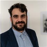 Docente di Filosofia e Storia impartisce lezioni su questa materia e letteratura e storia dell'arte