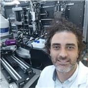 Con doctorado en química física, soy profesor de química, física y matemáticas.