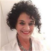 Profesora titulada en Inglés por Universidad Federal, con curso de especialización en la Universidad Wagner College, NY, EUA.