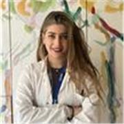 Dottoranda in Biologia impartisce lezione di scienze biologiche a studenti delle scuole medie e superiori