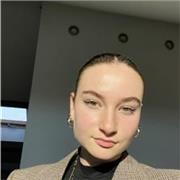 Étudiante motivée proposant du soutien scolaire aux collégiens