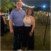 Profesor de español imparte conocimiento a todas las personas interesadas