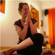 Kundalini yoga per adulti. Insegnante qualificata di yoga per bambini e ragazzi, specializzata in yoga genitori e figli