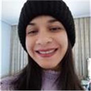 Mama que ha enseñado a leer a sus hijos en casa con paciencia y amor