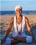 Insegnante yoga offre lezioni in presenza e online