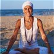 Insegnante Yoga offre lezioni in presenza e online