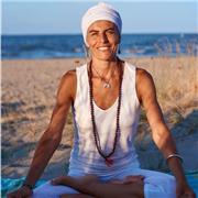Insegnante Yoga offre lezioni in presenza e online