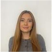  Me llamo Laura.  Soy maestra de educación infantil y educación primaria de profesión. Tengo la especialidad de maestra en PT y AL