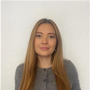 Me llamo Laura.  Soy maestra de educación infantil y educación primaria de profesión. Tengo la especialidad de maestra en PT y AL