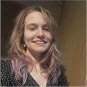 Plurilaureata con doppi titoli tra Italia, Germania e Spagna, impartisce lezioni online di Italiano, Inglese Francese, Tedesco e Spagnolo