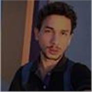 Estudante de Ciência da Computação UTFPR com Didática Jovem e Prática para Matemática e Lógica